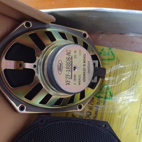 Black Oval 6x9" Speakers NWOT - Picture 2 of 2